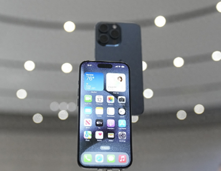 岑巩Apple维修站分享买iPhone15还是华为Mate60 
